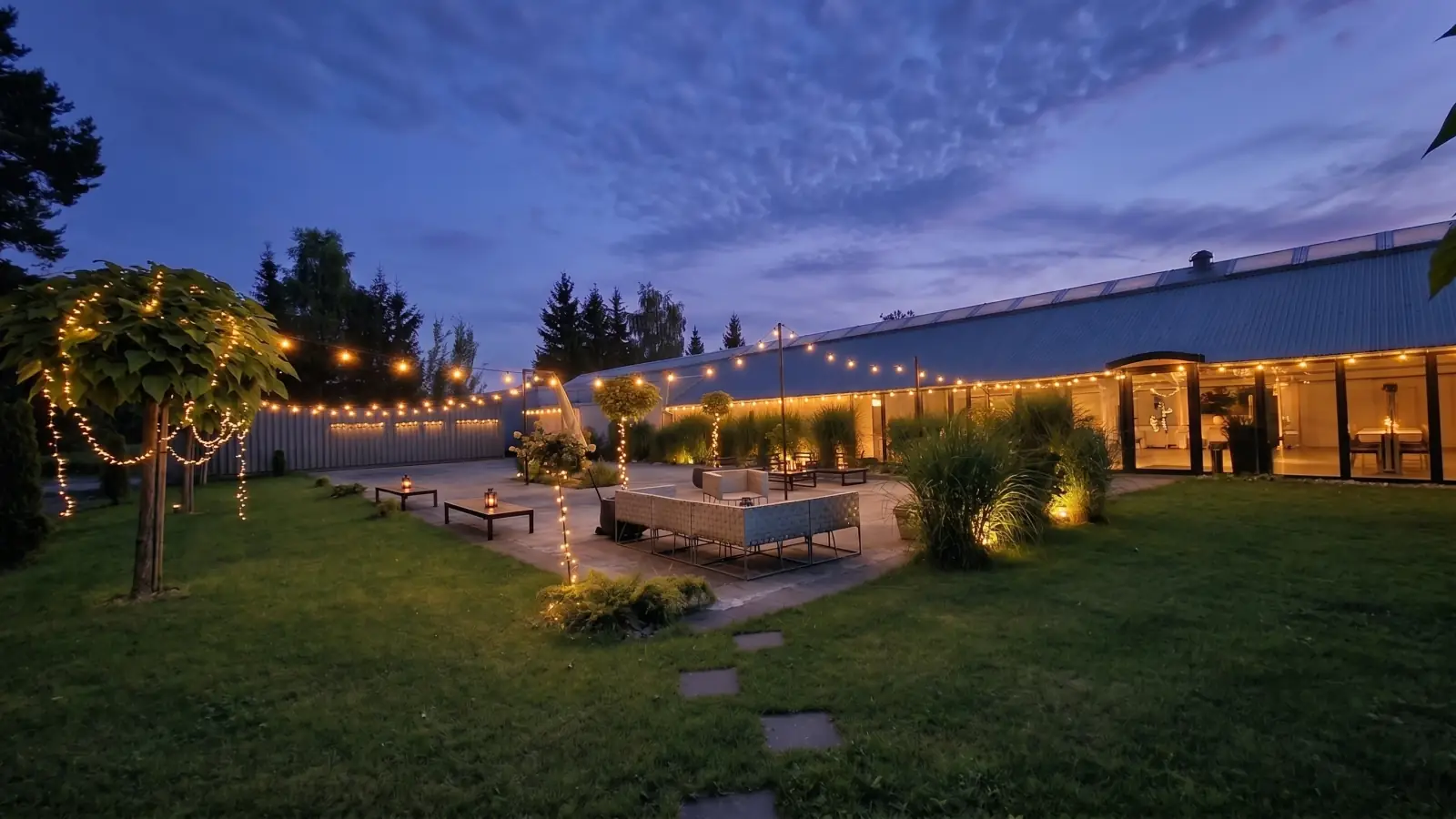 Patio Szqlarni o zmierzchu — girlandy świateł nad tarasem