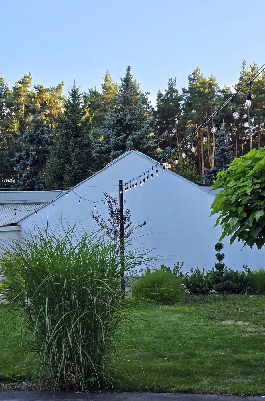 Patio w świetle girland o zmierzchu