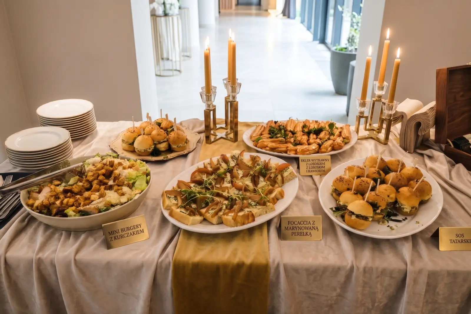 Bufet na evencie w Szqlarni — mini burgery, focaccia i wytrawne eklery z łososiem